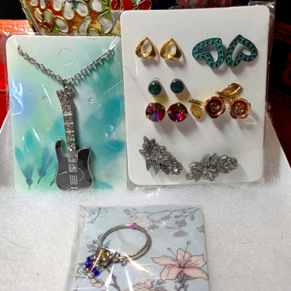 Very lovely jewelry lot~earrings/ necklace/ring
